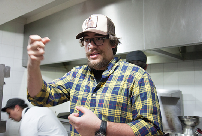 Renzo Garibaldi, después de su charla, enseña su método para preparar tocino al chef Daniel Castaño del restaurante El Gordo. Foto Jimena Agois.