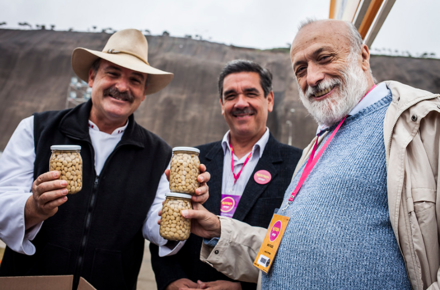 5. Los visitantes. Carlo Petrini, presidente y creador del movimiento Slow Food, junto con Luis Ginocchio (director de El Gran Mercado) y el chef Adolfo Perret.