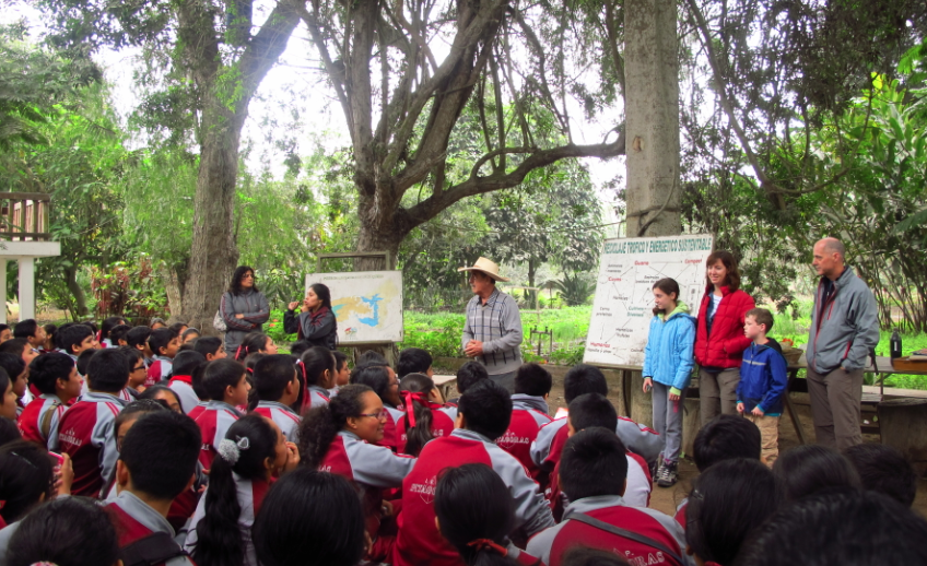 Alumnos atentos en plena explicación.