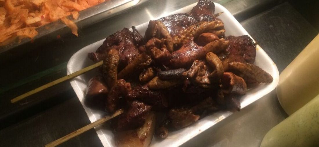 6 ANTICUCHOS CON CORAZÓN