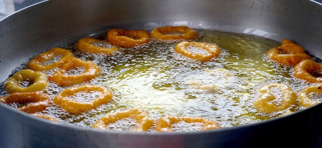 QUE NO DESAPAREZCAN NUESTROS PICARONEROS: LES CONTAMOS LA HISTORIA DE ESTA MASA FRITA CON MIEL