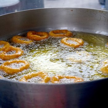 Foto de QUE NO DESAPAREZCAN NUESTROS PICARONEROS: LES CONTAMOS LA HISTORIA DE ESTA MASA FRITA CON MIEL