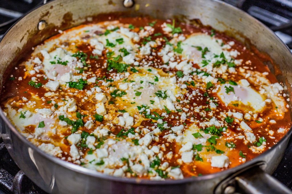 EL QUESO FETA, ALGO DE HISTORIA, UN HOJALDRE Y PORO Y UN SHAKSHUKA CASERO