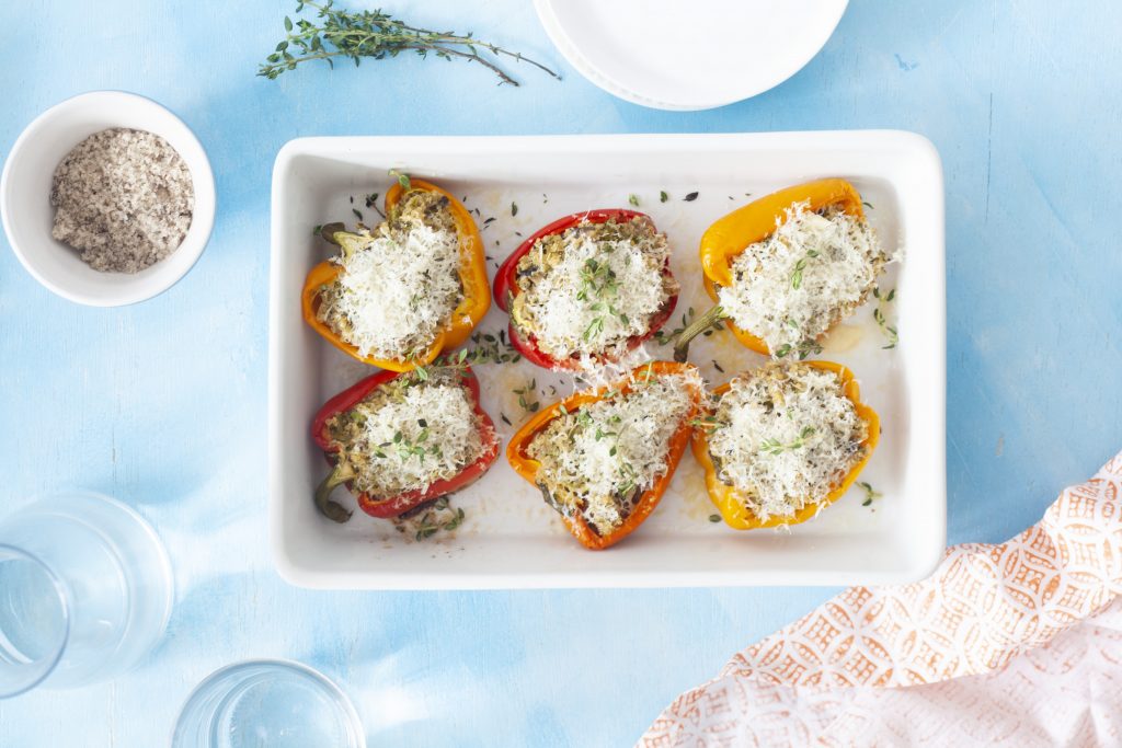 CARNOSOS PIMIENTOS RELLENOS AL HORNO CON QUINUA, VEGETALES Y QUESO