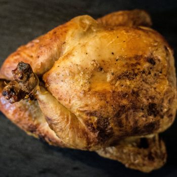 Foto de POLLO AL HORNO, PIEL CROCANTE CON HIERBAS, UNA RECETA PARA SUBIR EL ÁNIMO