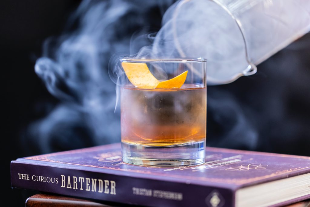 VAN 6 RECETAS PARA EXPLORAR LA VERSATILIDAD DEL GIN, QUE VAN MUCHO MÁS ALLÁ DE LOS CLÁSICOS
