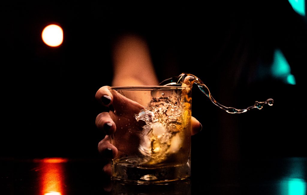 COMENZAMOS A EXPERIMENTAR EN CASA CON COCTELERÍA: HOY, TRES RECETAS CON WHISKY