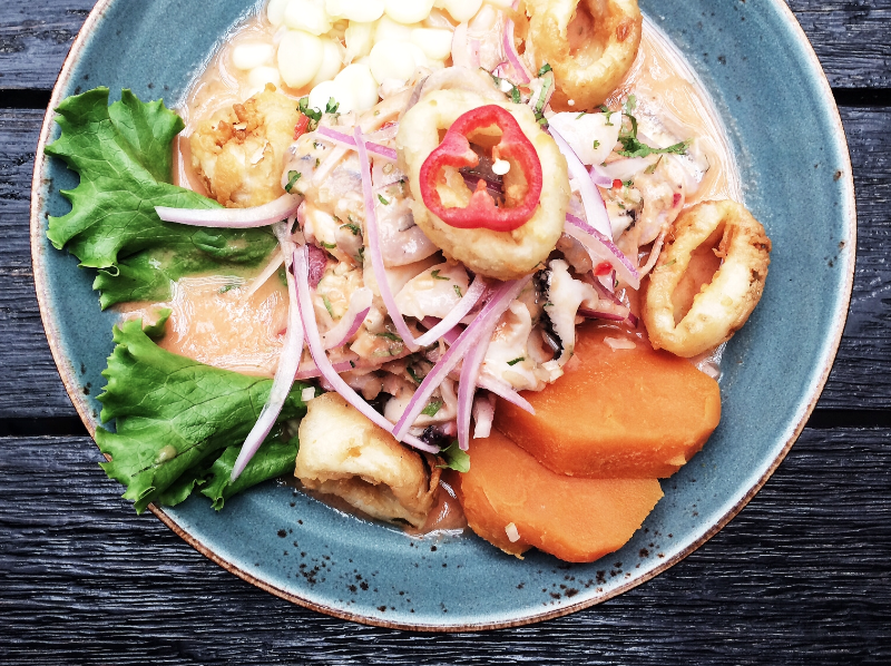 A COCINAR LA RECETA DEL CONTUNDENTE Y REPARADOR CEBICHE CHALACO DE LA MAR