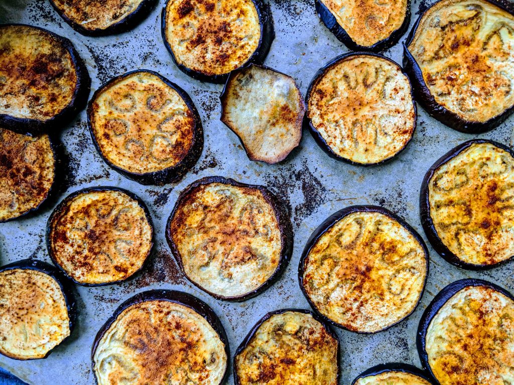 UN ACOMPAÑANTE PERFECTO: BERENJENAS AL HORNO GLASEADAS CON MIEL Y AJÍ