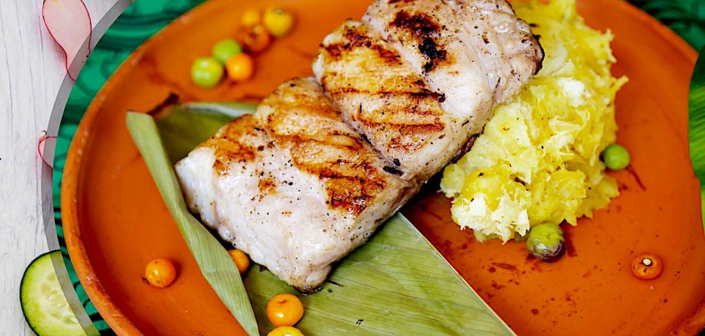 UN SABROSO PAICHE PERUANO SOBRE MAJAO DE YUCA RECIÉN HECHO