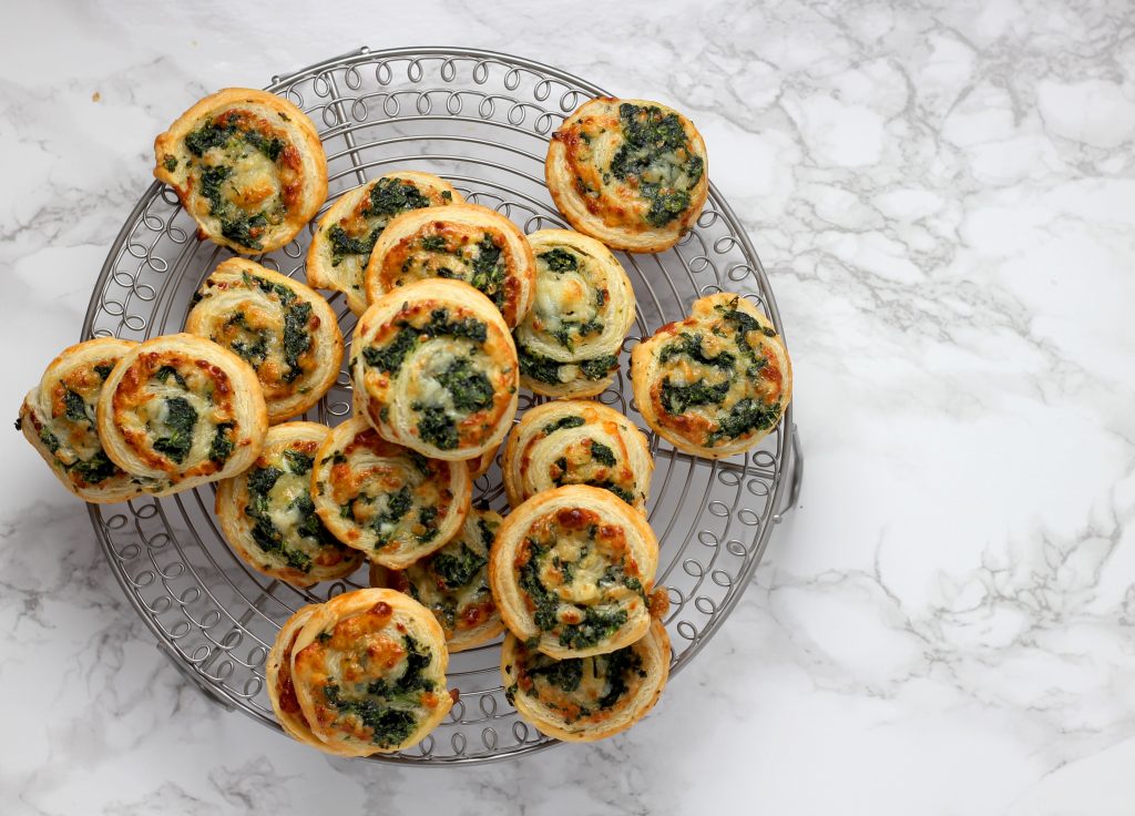 PARA PICAR ANTES DE LA CENA: ROLLITOS DE HIGO, QUESO DE CABRA Y ESPINACA