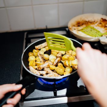 Foto de PAPAS CÓCTEL SALTEADAS CON POLLO Y CEBOLLAS