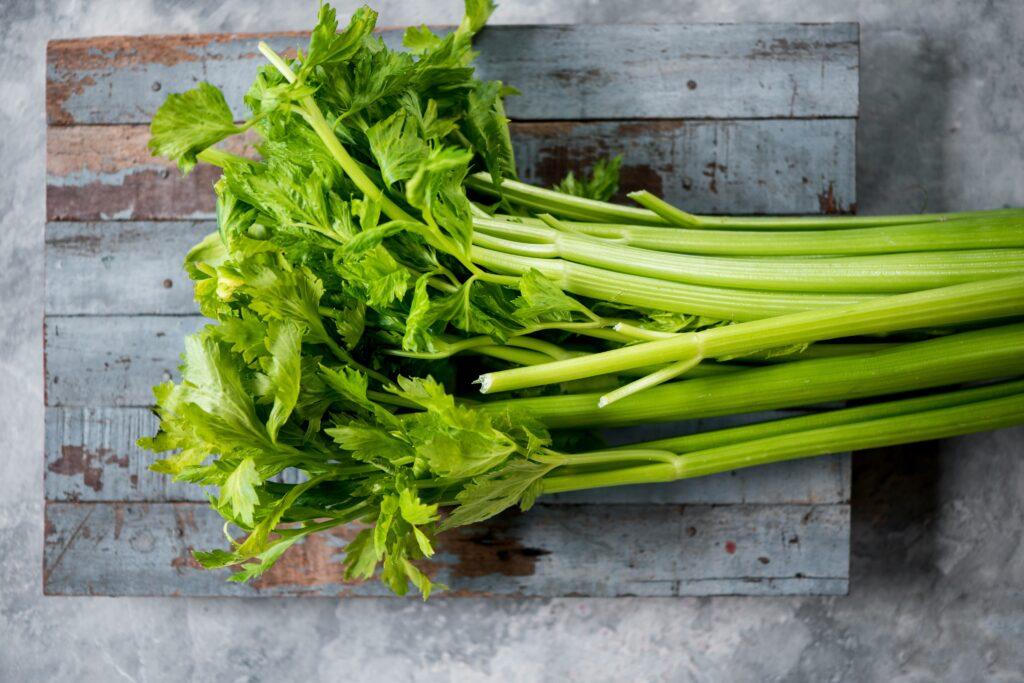 PARA QUERERLO UN POCO MÁS: EN EL NOMBRE DEL BUEN APIO Y LA ENSALADA WALDORF