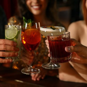 Foto de 3 CÓCTELES PARA CELEBRAR FIESTAS Y EL LIBRO POR LOS 40 DE WONG