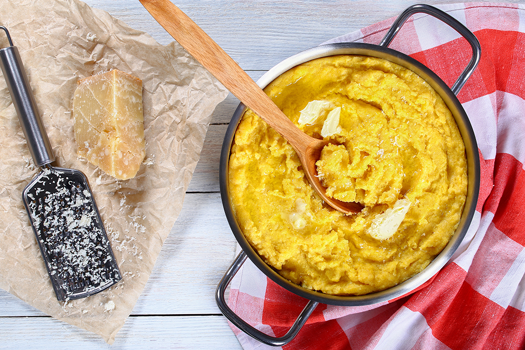 DUELO DE POLENTAS: ¿CREMOSA Y SUELTA O CUAJADA Y FRITA? UN DEBATE FAMILIAR Y DOS RECETAS CASERAS