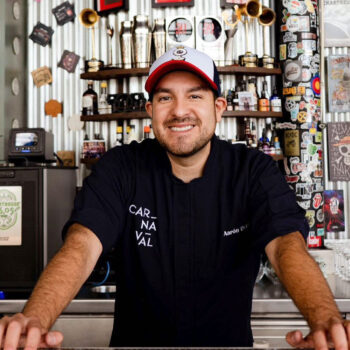 Foto de BAR CON ENCANTO: LA NUEVA ALQUIMIA DEL CARNAVAL DE AARON DÍAZ