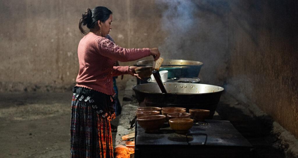 ESTA ES GUATEMALA Y A ESTO SABE: UNA GUÍA PARA ENTENDERLA Y COMERLA MEJOR