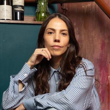 Foto de NELITA Y LA RESPUESTA DE TÁSSIA MAGALHÃES EN LA MESA