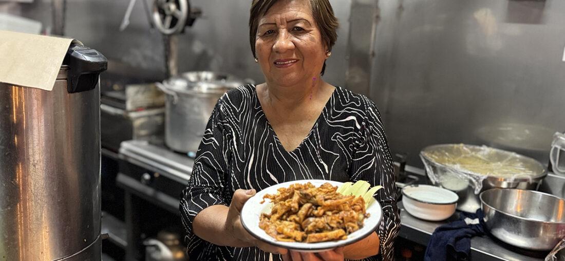 DOÑA POCHITA ABRE NUEVA CARRETILLA EN SALAMANCA: “LA COCINA ME SALVÓ LA VIDA”