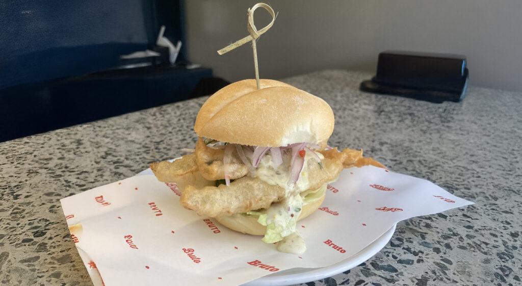 EL PAN CON PEJERREYES ARREBOZADOS EN TEMPURA DE CERVEZA DE ARLETTE EULERT
