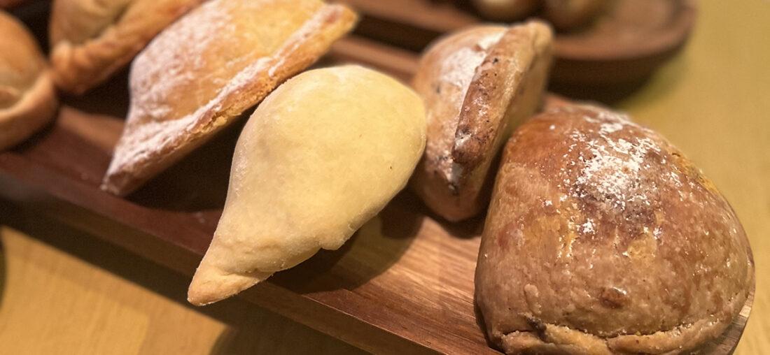 CATA TRINCHERA 2026: PROBAMOS MÁS DE 30 EMPANADAS HORNEADAS DE CARNE DE PASTELERÍAS Y CAFÉS PARA ELEGIR LAS MEJORES
