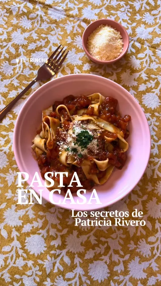 #Receta. Desde su taller, la chef @cooking.again nos da los tips para preparar la pasta en casa, solo se necesita harina huevos y muchas ganas. Y si quieren clases con más detalle pueden asistir a @lapatricia.peru y tomar sus clases participativas en Barranco. 

📝 Video @lafoodieperiodista
 
🍴🗞️ Pueden leer la nota completa en www.eltrinche.com.
 
🔗  Link en nuestros stories o en el link en bio
 
#pasta #recetatrinchera #pastaencasa #tipsdelchef #lapatricia #tallerdecocina #clases  #eltrinchecom