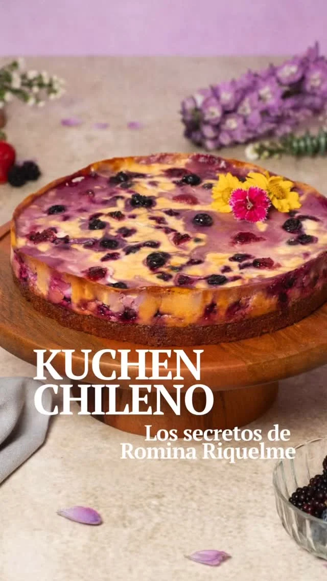 #Receta. Desde el sur de Chile, la pastelera Romina Riquelme, de @kujen.peru,  nos comparte los secretos para preparar este delicioso kuchen de frutos rojos con base de bizcocho, crema pastelera avainillada y frutos frescos de temporada que se puede replicar fácilmente en casa y es ideal para disfrutar por las tardes acompañado de un buen café.

📝 Video: @lafoodieperiodista

🍴🗞️ Pueden leer la receta completa en www.eltrinche.com.

🔗 Link en nuestros stories o en el link en bio.

#kuchen #postrechileno #kujen #receta #kuchenfrutosrojos #rominariquelme #eltrinchecom