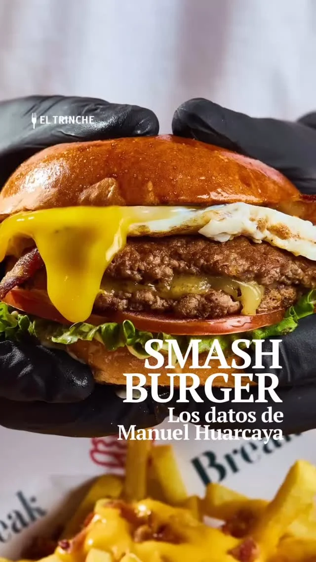 #TipDeLaSemana. Es domingo y podemos dedicar un tiempo a preparar un generoso antojo en casa. Desde Break Burger, la hamburguesería en el barrio de la calle Dasso (San Isidro) y en Benavides (Miraflores), el chef Manuel Huarcaya nos comparte los datos precisos para hacer una smash burger en casa.
 
📝Escribe @eltrinchecom
 
🍴🗞️ Pueden leer la receta completa en www.eltrinche.com.
 
🔗 Link en nuestros stories o en el link en bio