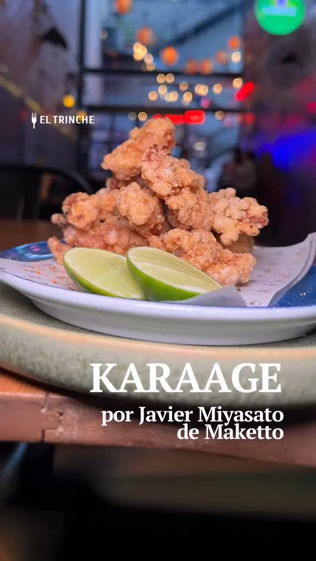 #Receta: Nos juntamos con Javier Miyasato, de SutorītoMāketto, para conocer los secretos detrás de uno de sus platos más sabrosos: el karaage, una versión japonesa del pollo frito, que en su cocina cobra una personalidad única.

📝Escribe @eltrinchecom

Video @lafoodieperiodista

🍴🗞️ Pueden leer la nota completa en www.eltrinche.com.

🔗 Link en nuestros stories o en el link en bio

#karaage #pollofritojaponés #nikkei #sutoritomaketto #javiermiyasato #comidacallejera #recetatrinchera #cocinajaponesa #pollocrocante #eltrinchecom